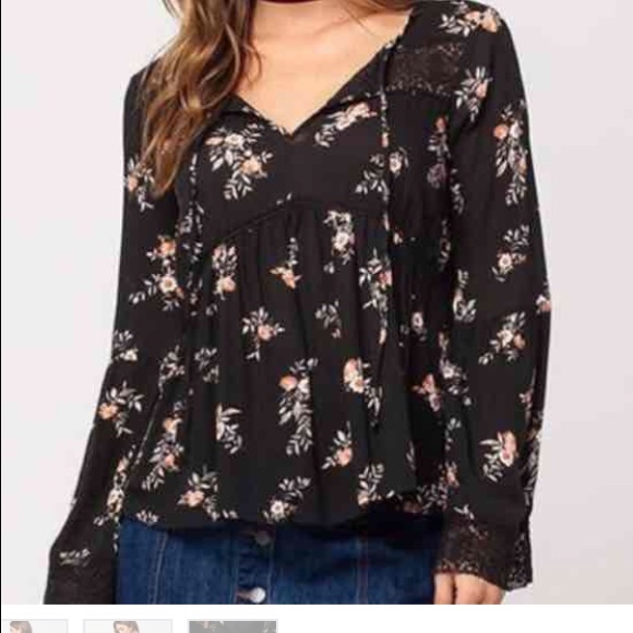 Socialite Tops - SOCIALITE FLORAL BELL SLEEVE TOP!